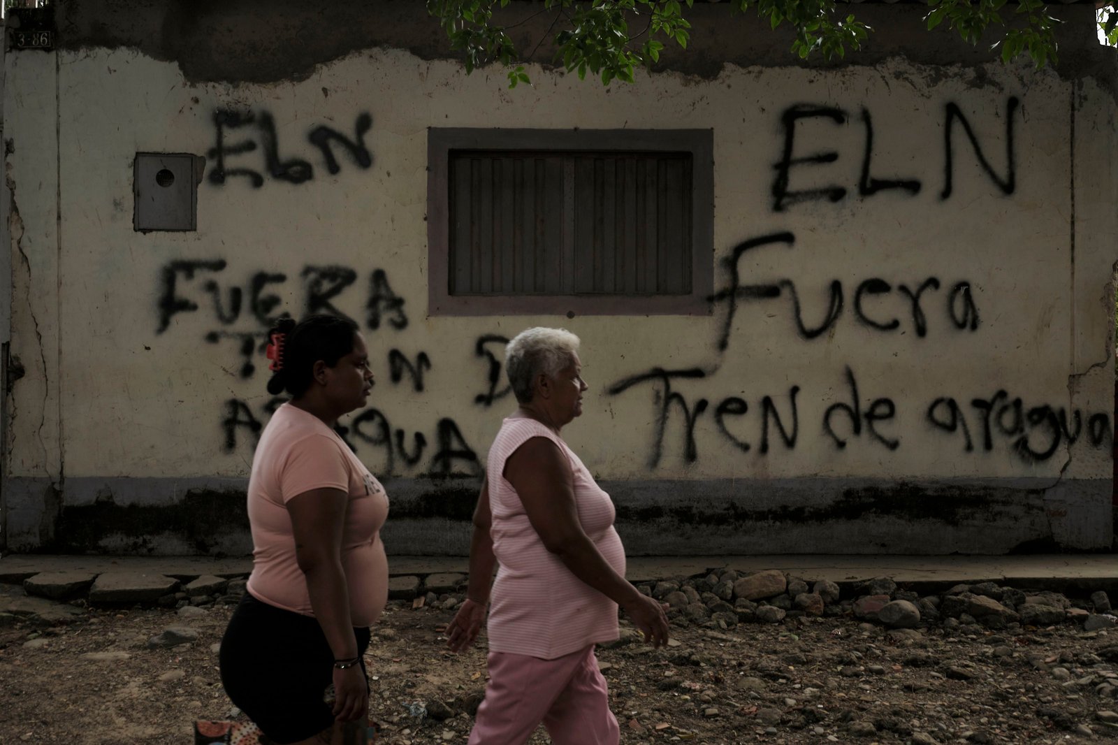 Grafitis alusivos al grupo armado ELN y su guerra por el control territorial con el grupo criminal del Tren de Aragua en la fachada de una casa en Cúcuta (Colombia), en marzo de 2023.  