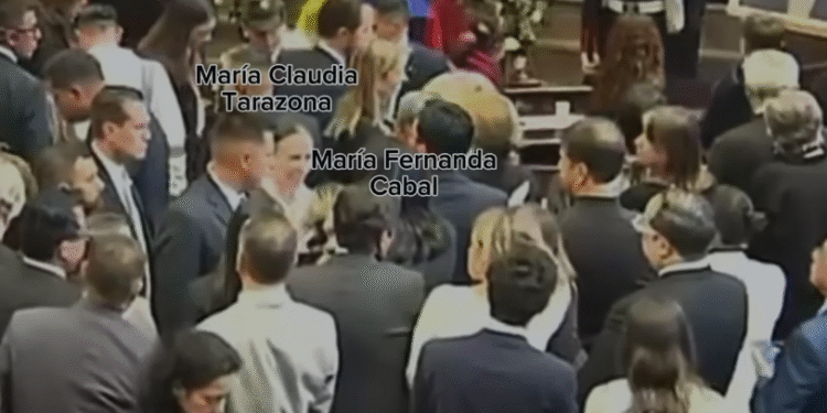 ¿Exportando el caos? El asesor venezolano que le apunta a dividir el uribismo, con una jugada estilo chavista