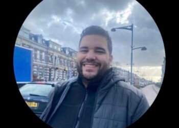 Empresario Ricardo Cisneros agrede a periodista Edgar Beltrán durante simposio en la Universidad Pontificia Lateranense