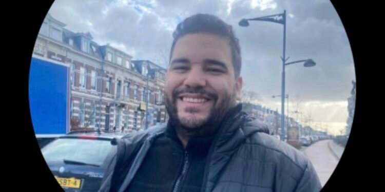 Empresario Ricardo Cisneros agrede a periodista Edgar Beltrán durante simposio en la Universidad Pontificia Lateranense